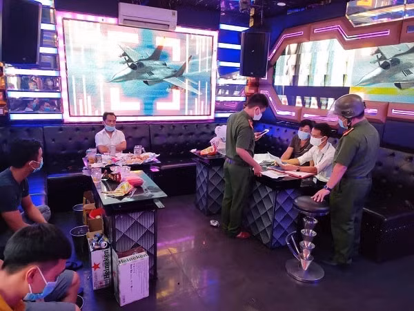 Lực lượng chức năng lập biên bản quán Karaoke Xuân Tùng Gold vi phạm quy định phòng chống dịch