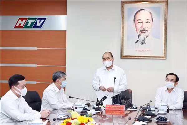 Chủ tịch nước Nguyễn Xuân Phúc làm việc với lãnh đạo Đài Truyền hình TP Hồ Chí Minh. Ảnh: TTXVN