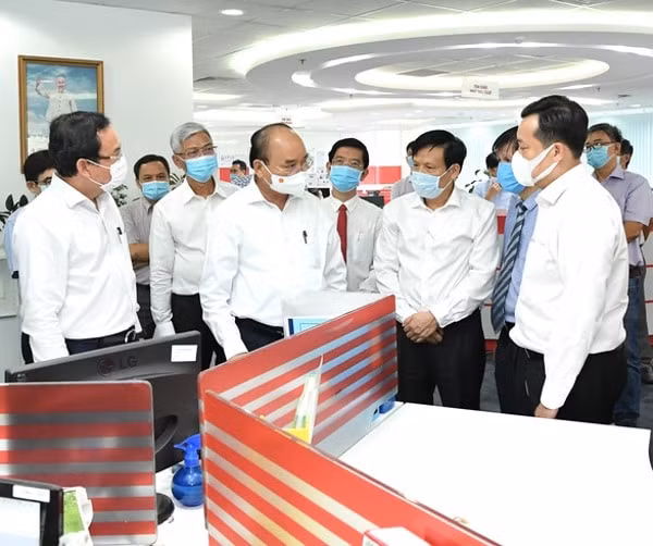 Chủ tịch nước Nguyễn Xuân Phúc và Bí thư Thành ủy TP Hồ Chí Minh Nguyễn Văn Nên thăm báo Sài Gòn Giải Phóng