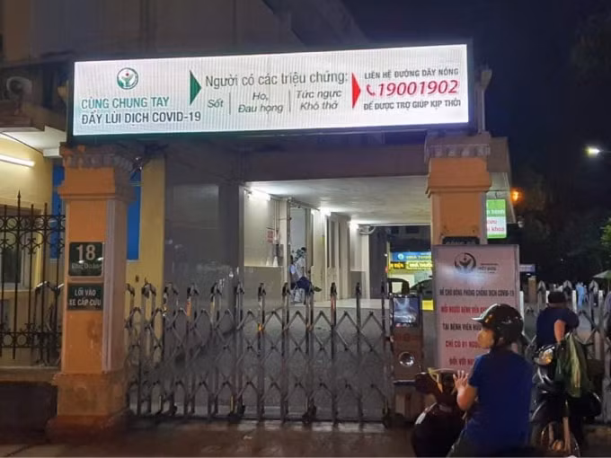 Cổng sau Bệnh viện Việt Đức đóng lại sau khi xảy ra vụ việc.