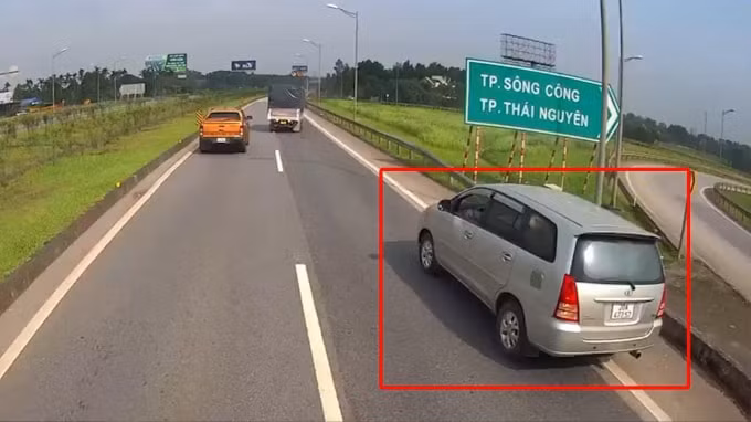 Chiếc xe Innova đi lùi xe trên cao tốc.