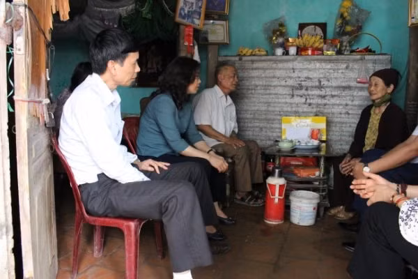 Bà Nguyễn Thị Kim Anh thăm gia đình chính sách tại thị trấn Thứa, huyện Lương Tài (Bắc Ninh). Ảnh:&nbsp;TL.