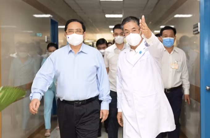 Thủ tướng Phạm Minh Chính thăm và kiểm tra công tác phòng chống dịch tại Bệnh viện Đại học Y dược TP.HCM. Ảnh: Thuận Thắng.