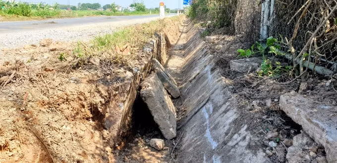 Đường gom cao tốc Pháp Vân - Cầu Giẽ chưa hết bảo hành đã xuống cấp nghiêm trọng! ảnh 5