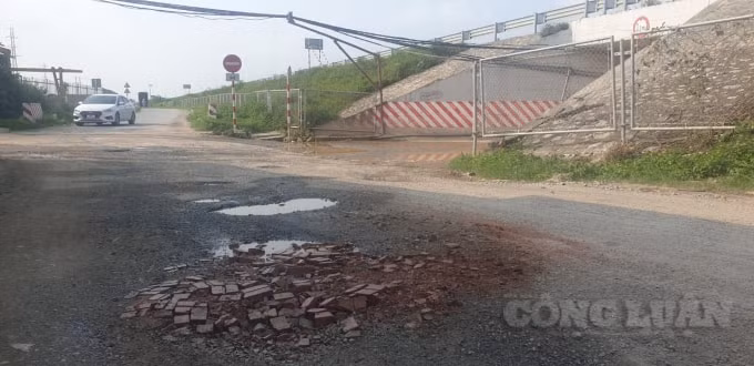 Nhiều đoạn đường sửa chữa, vá víu tạm bợ