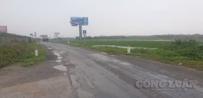 Các phương tiện lưu thông gặp nhiều khó khăn, tiềm ẩn nguy cơ mất an toàn giao thông.
