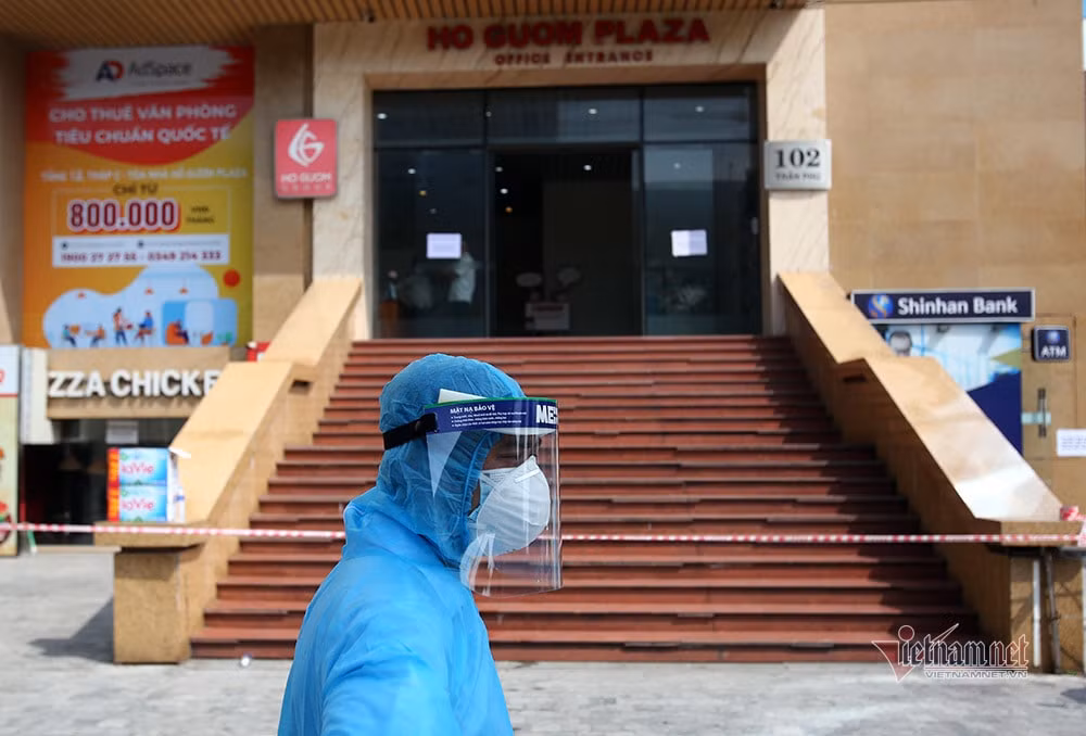 Tại chung cư Hồ Gươm Plaza, dây phân cách mềm chăng ngang lối lên xuống. Ảnh: vietnamnet.vn