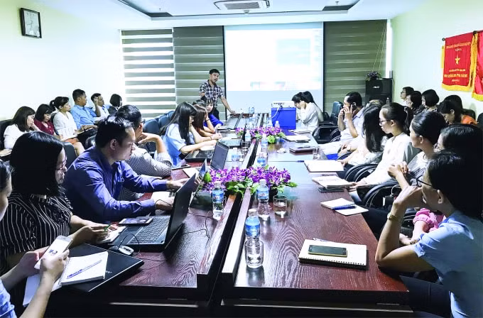 Tập huấn nghiệp vụ làm báo bằng điện thoại di động và sử dụng mạng xã hội để quảng bá tác phẩm báo chí do Hội Nhà báo tỉnh Quảng Ninh tổ chức.