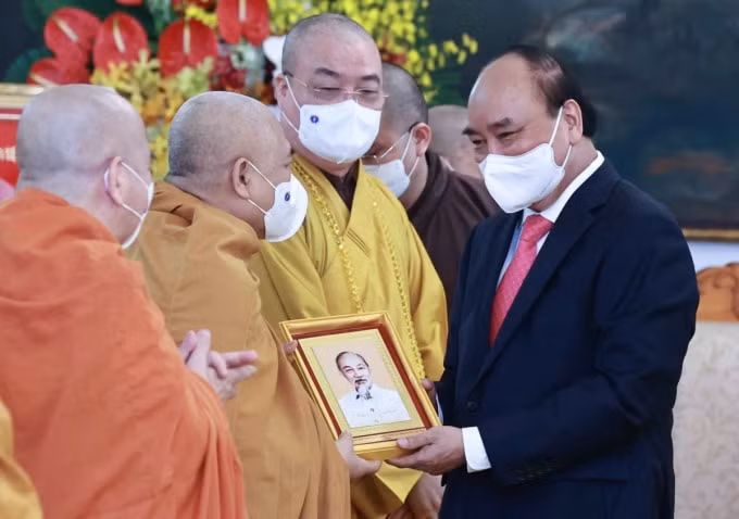 Chủ tịch nước tặng ảnh chân dung Bác Hồ cho các đại biểu. Ảnh: Vũ Dũng.