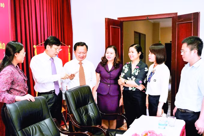 Lãnh đạo tỉnh Quảng Ninh và lãnh đạo Hội Nhà báo Việt Nam trò chuyện với các nhà báo về việc thực hiện Quy định đạo đức nghề nghiệp người làm báo Việt Nam.