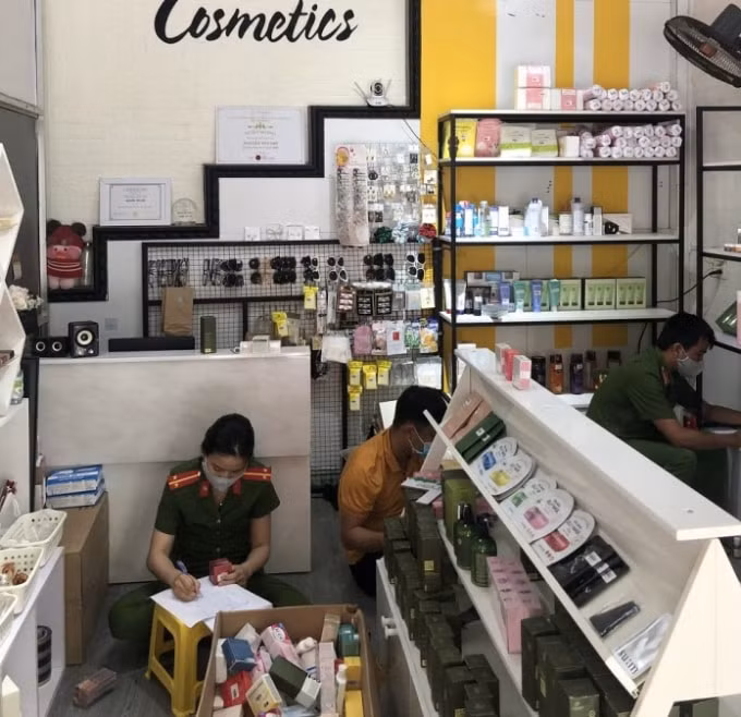 Lực lượng chức năng kiểm tra, xử lý vi phạm tại cửa hàng mỹ phẩm Nhi Cosmetic.
