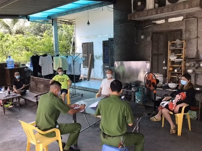 Hình ảnh công an làm việc với chuyên gia Trung Quốc không chấp hành quy định cách ly. Ảnh: vtc.vn