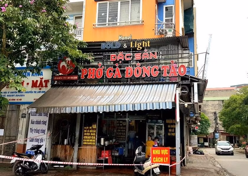 Phong tỏa cửa hàng bán phở ở Hà Đông liên quan đến ca dương tính Covid-19. Ảnh: tienphong.vn