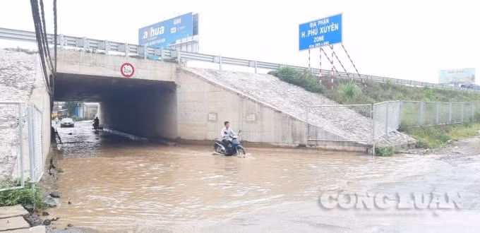 Hầm chui bị ngập lụt khi trời mưa