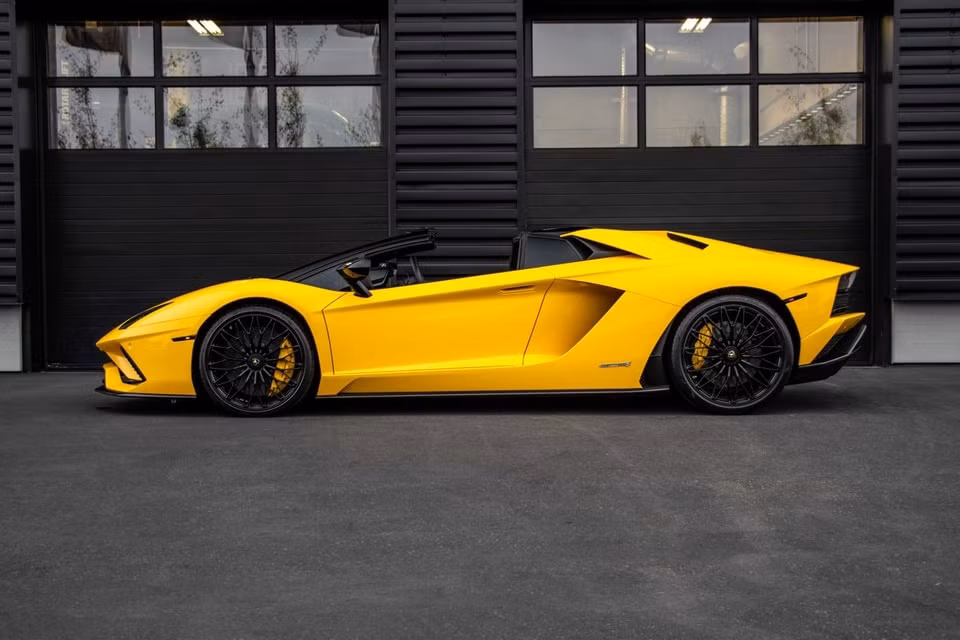 Siêu xe Lamborghini Aventador S Roadster. Ảnh: Carscoops
