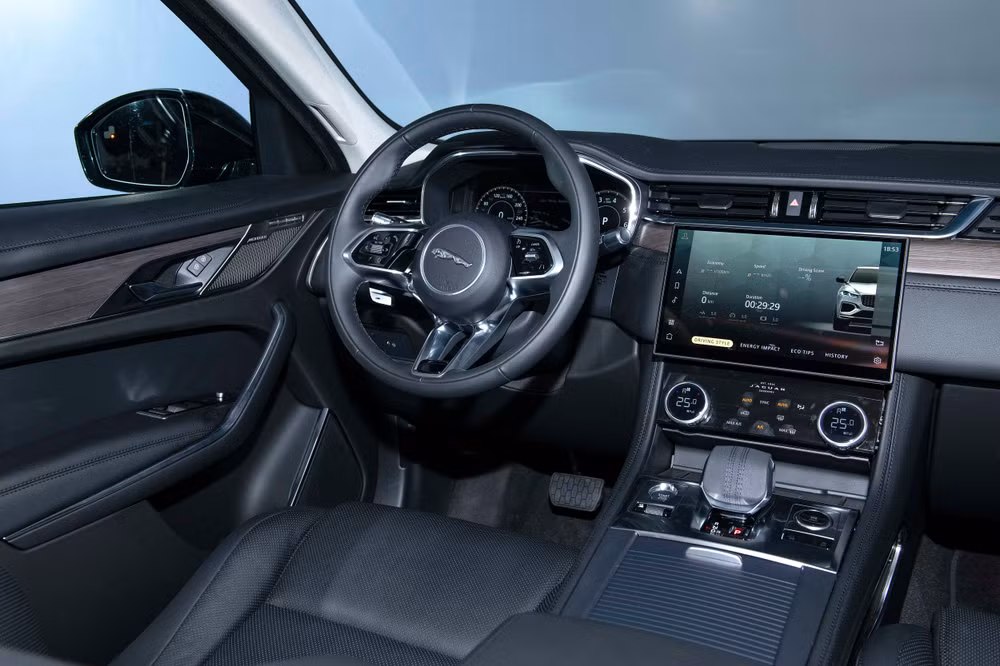 F-PACE mới được trang bị nhiều công Nghệ tiên tiến mới nhất. Ảnh: Jaguar