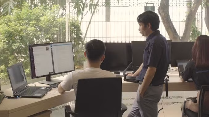 Tiến sĩ Bùi Hải Hưng đang trao đổi với thực tập sinh về hướng xử lý bài toán khi gặp khó khăn