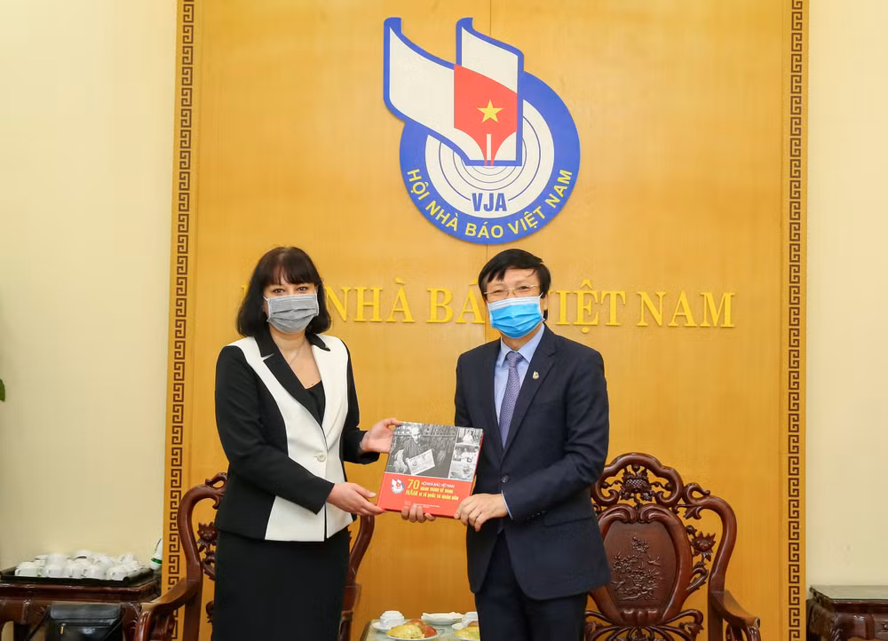 Phó Chủ tịch Thường trực Hội Nhà báo Việt Nam Hồ Quang Lợi trao tặng đại sứ cuốn sách về 70 năm Ngày thành lập Hội Nhà báo Việt Nam. Ảnh: Sơn Hải