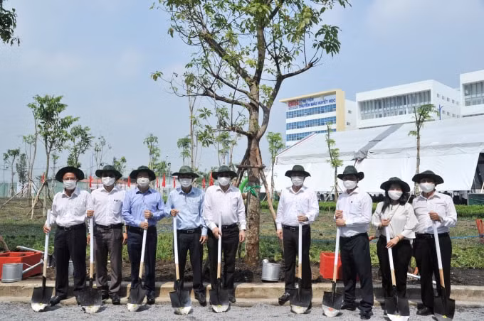 Lãnh đạo TP. HCM, chính quyền địa phương, ngành y tế... tham gia lễ phát động trồng cây tại cơ sở 2 Trường ĐH Y Khoa Phạm Ngọc Thạch.