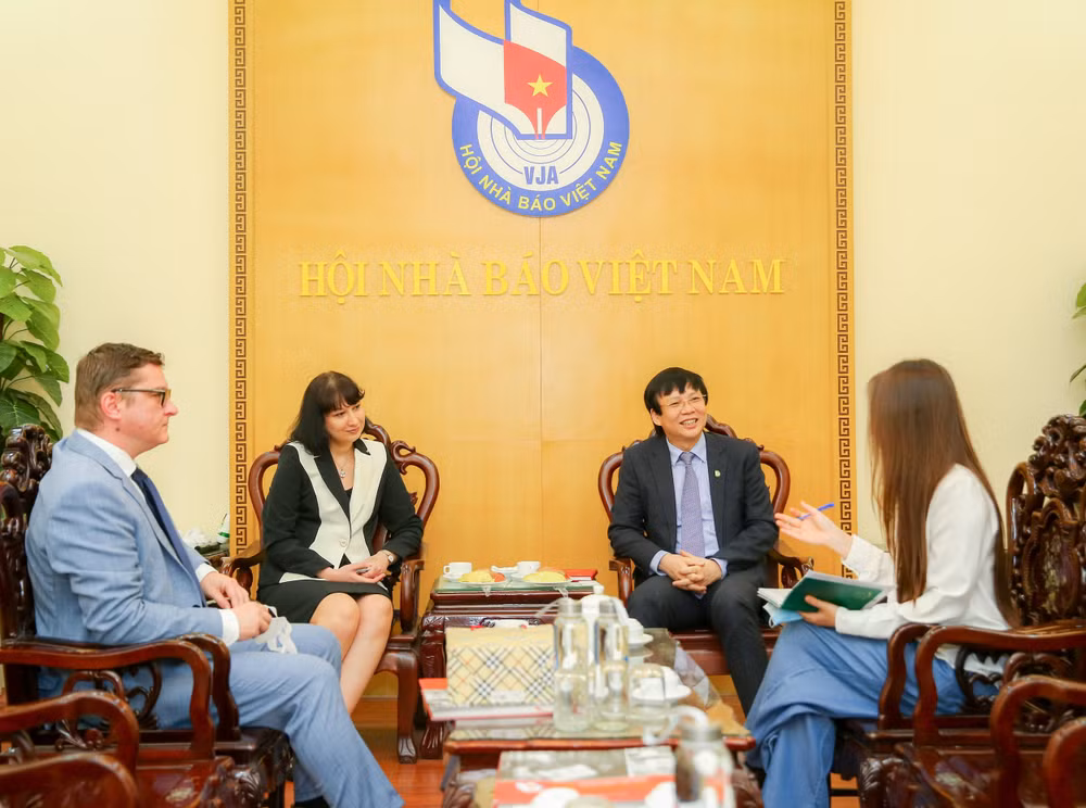 Trong bầu không khí thân tình, hữu nghị, lãnh đạo Hội Nhà báo Việt Nam và Đại sứ Rumani đã thông báo cho nhau về tình hình mỗi nước, cũng như mối quan hệ hợp tác truyền thống đặc biệt. Ảnh: Sơn Hải