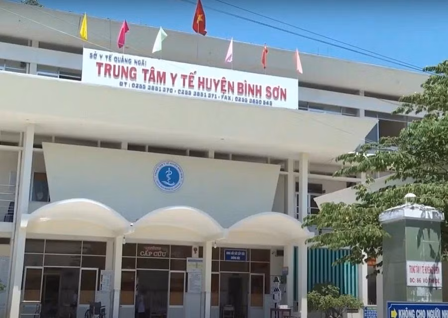 Hình ảnh trung tâm Y tế huyện Bình Sơn, tỉnh Quảng Ngãi nơi tiếp nhận 26 trường hợp bị ngộ độc sau khi ăn bánh mì tại cùng một cửa hàng. Ảnh: kinhtedothi.vn