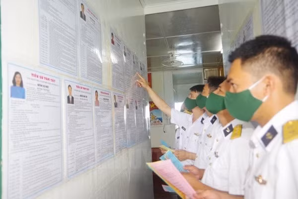 Các cử tri nhà giàn DK1/10 nghiên cứu tiểu sử ứng cử viên trước khi bỏ phiếu