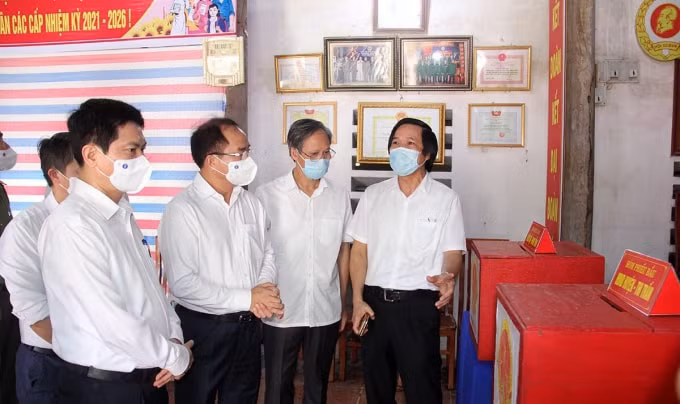 Đoàn công tác Bộ Nội vụ trong buổi kiểm tra khu vực bỏ phiếu trên địa bàn tỉnh Hà Nam.