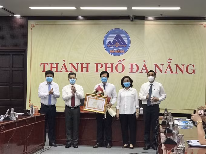 CDC Đà Nẵng nhận bằng khen vì những thành tích xuất sắc trong công tác phòng, chống, kiểm soát dịch Covid-19.