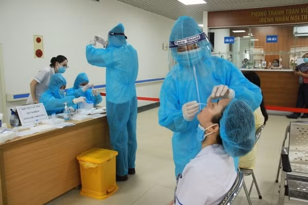 Bệnh viện Hữu Nghị tổ chức xét nghiệm sàng lọc COVID-19 cho nhân viên y tế