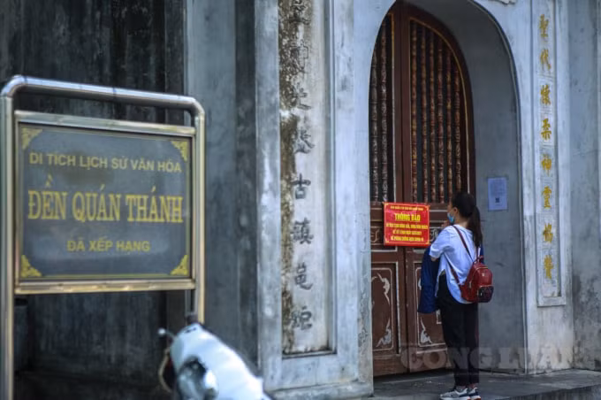 Kể từ 17h00 ngày 3/5/2021, thành phố Hà Nội đã tạm dừng mở cửa đón khách tại các khu di tích, cơ sở tôn giáo... cho đến khi có chỉ đạo mới.