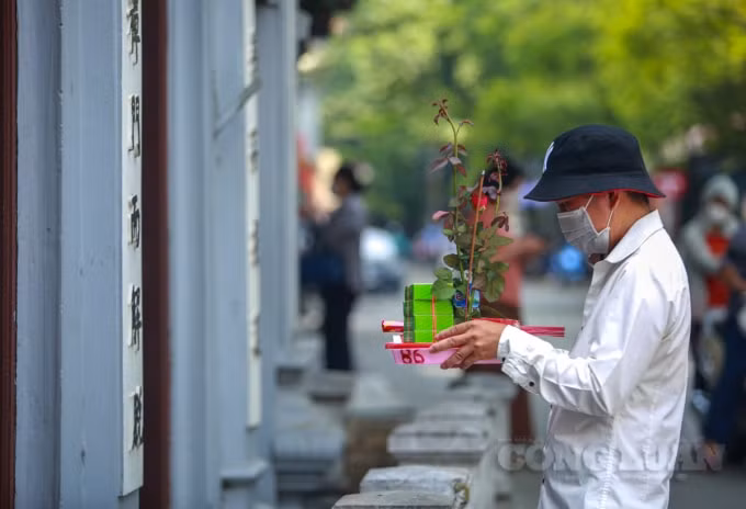 Nhiều bạn trẻ vẫn mang lễ đến ngoài cổng, cầu may mắn trong con đường tình duyên của mình, trước ngôi chùa linh thiêng này.