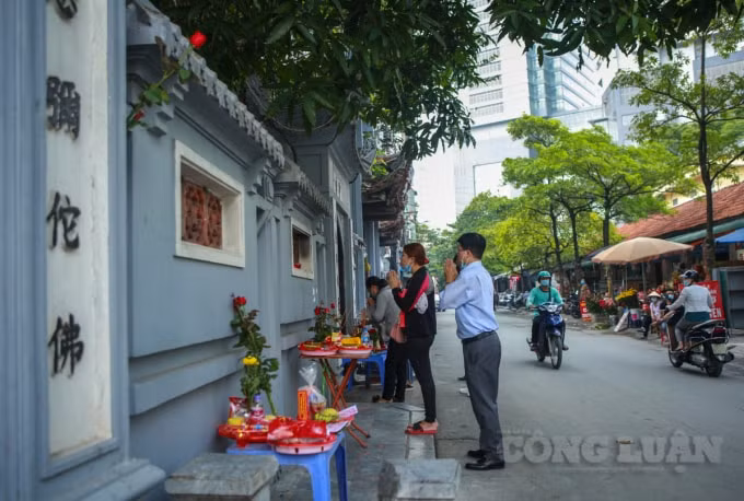 Tại Chùa Hà , vào sáng sớm cũng đã có rất đông người dân tập trung đến trước cổng để làm lễ đầu tháng.