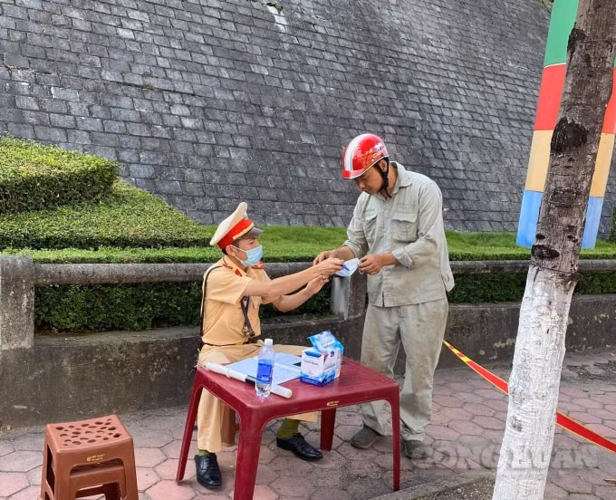 Một trường hợp vi phạm bị xử lý (ảnh công an cung cấp).