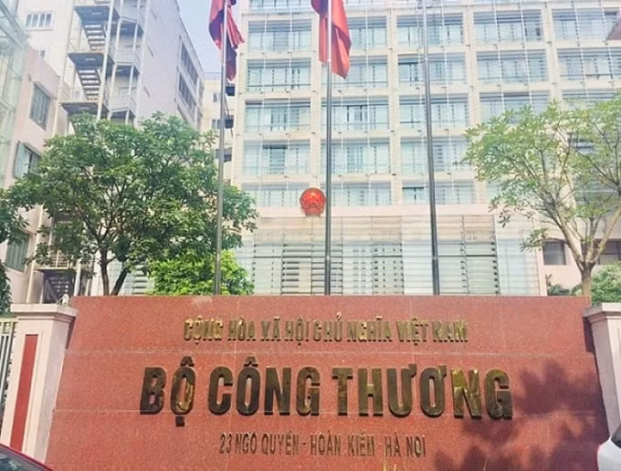 Bộ trưởng Công Thương yêu cầu các đơn vị trực thuộc, các địa phương phải đảm bảo cân đối cung cầu các mặt hàng thiết yếu, chống hành vi đầu cơ, găm hàng.