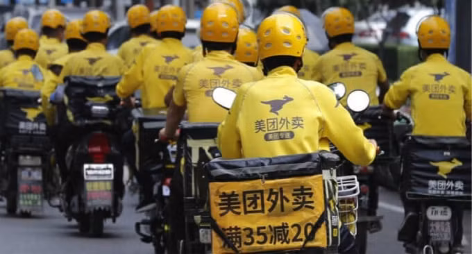 Giá cổ phiếu Meituan sụt giảm mạnh sau khi bài đăng trích thơ cổ của CEO Wang Xing gây xôn xao dư luận. Ảnh: SCMP.