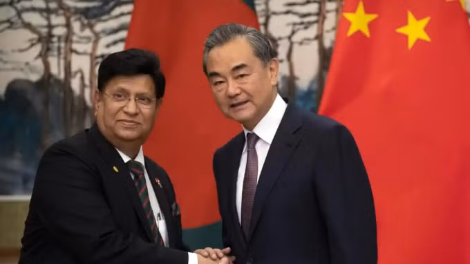 Ngoại trưởng Bangladesh A. K. Abdul Momen, trái, với người đồng cấp Trung Quốc Vương Nghị vào năm 2019: Momen đã đả kích những nhận xét từ đại sứ Bắc Kinh tại Dhaka. © Reuters