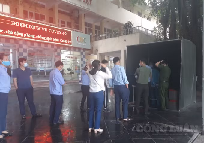 Đeo khẩu trang nơi công cộng là biện pháp được Quảng Ninh áp dụng nghiêm ngặt. Ảnh: Nguyễn Quân.