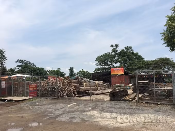 Dọc Quốc lộ 6 (từ bến xe Yên Nghĩa đến cầu Tuân) là hàng trăm bến bãi tập kết vật liệu, buôn bán kinh doanh trái phép.