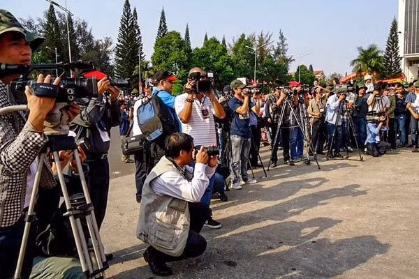 Phóng viên các cơ quan báo chí tác nghiệp tại một sự kiện. Ảnh minh họa