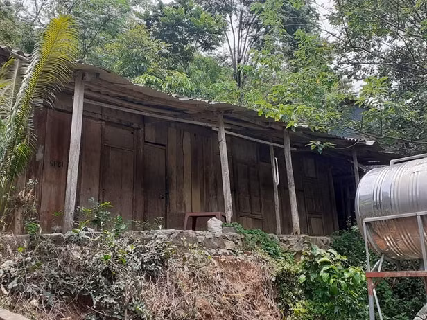 Phòng trọ của học sinh nhà trường vốn đã xập xệ, ngày càng xuống cấp nghiêm trọng.