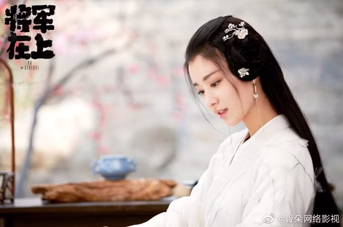 Nhan sắc của Vương Sở Nhiên khiến nhiều người liên tưởng đến Lưu Diệc Phi, người cũng từng có vẻ đẹp thoát tục trong y phục màu trắng.