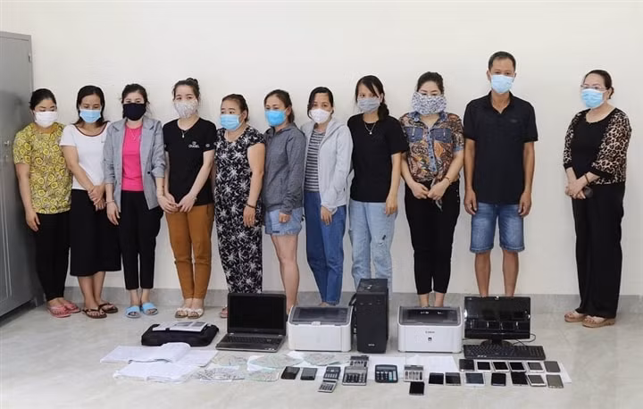 Những người liên quan đến đường dây lô đề vừa bị công an TP.Đồng Hới phá thành công. Ảnh: tuoitre.vn