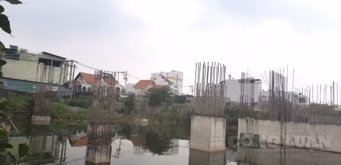 Ngoài ra, hồi năm 2018, Công ty Hưng An Điền mua lại dự án này thông qua đấu giá nợ xấu từ ngân hàng. Song, do Công ty Vạn Hưng Phát còn quá nhiều khoản nợ khác khiến dự án không thể tiếp tục triển khai.