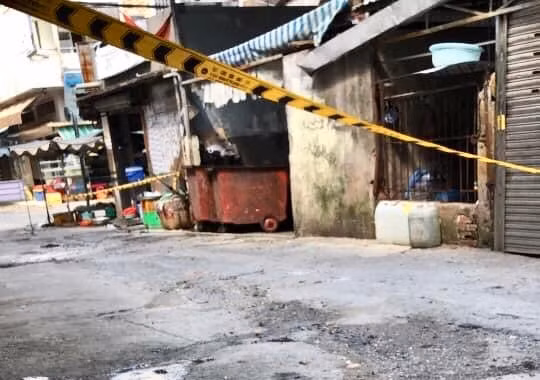 Hình ảnh khu vực phía sau chợ Phạm Văn Hai bị phong tỏa. Ảnh: zingnews.vn