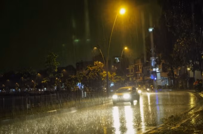 Bắc Bộ đêm mưa to đến rất to. (Ảnh: Dân Việt)