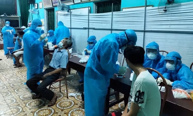 Lực lượng y tế tỉnh Thái Bình lấy mẫu xét nghiệm Covid-19 cho người dân huyện Quỳnh Phụ. Ảnh: CDC Thái Bình