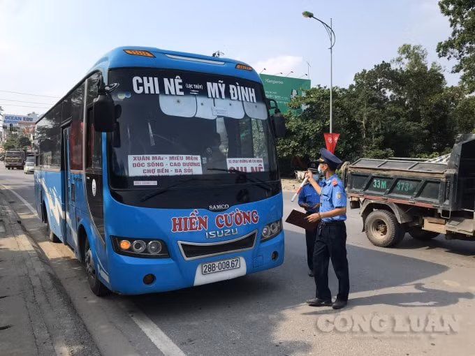 Thanh tra Sở GTVT Hà Nội kiểm tra việc chấp hành các quy định phòng chống dịch bệnh Covid-19 trên các phương tiện kinh doanh vận tải bằng ô tô tại các tuyến đường cửa ngõ ra vào Thủ đô