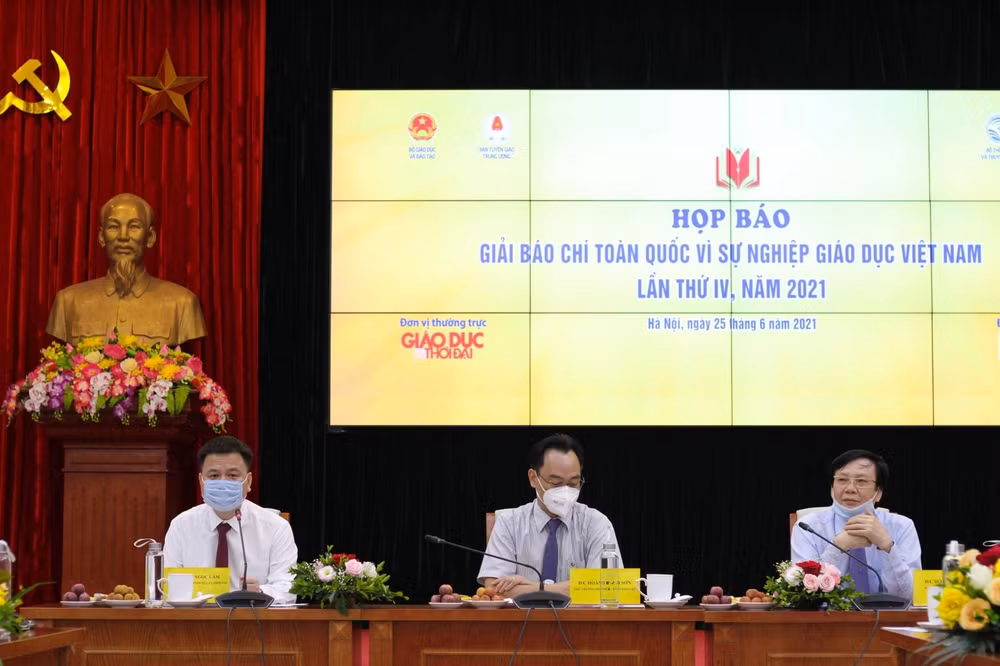 Chủ trì họp báo có: Thứ trưởng Bộ GD&ĐT Hoàng Minh Sơn - Trưởng ban Chỉ đạo; Phó Chủ tịch thường trực Hội Nhà báo Việt Nam Hồ Quang Lợi - Phó Trưởng ban Chỉ đạo; Tổng Biên tập Báo Giáo dục & Thời đại Triệu Ngọc Lâm - Trưởng ban Tổ chức. Ảnh: Lê Tâm