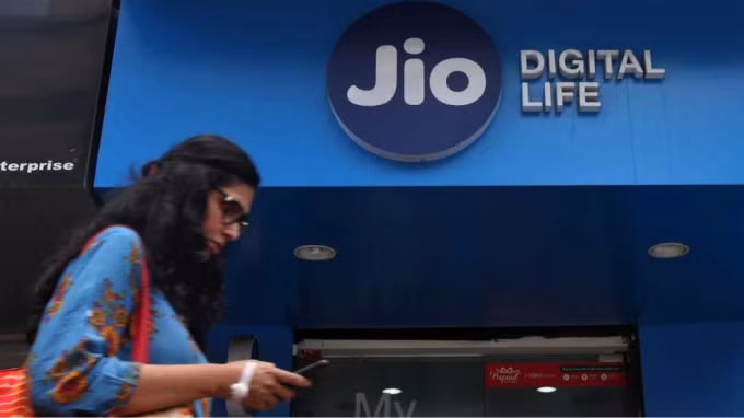 Vào tháng 9, Jio, chi nhánh viễn thông của Reliance Industries, sẽ tung ra một điện thoại thông minh giá cả phải chăng được phát triển đặc biệt cho thị trường Ấn Độ rộng lớn với sự hợp tác của Google.