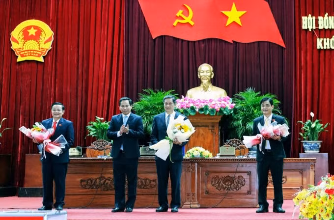 Bí thư Thành ủy Cần Thơ Lê Quang Mạnh tặng hoa chúc mừng Chủ tịch và 2 Phó Chủ tịch HĐND TP. Cần Thơ khóa X, nhiệm kỳ 2021-2026.